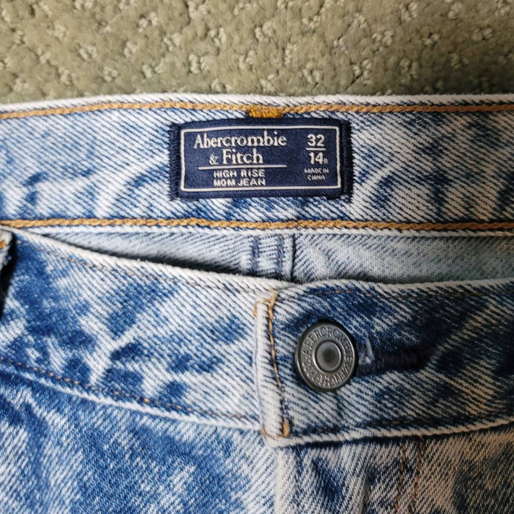 Abercrombie & Fitch High Rise Mom Jeans Light Wash Size 32/14 - Picture 3 of 3